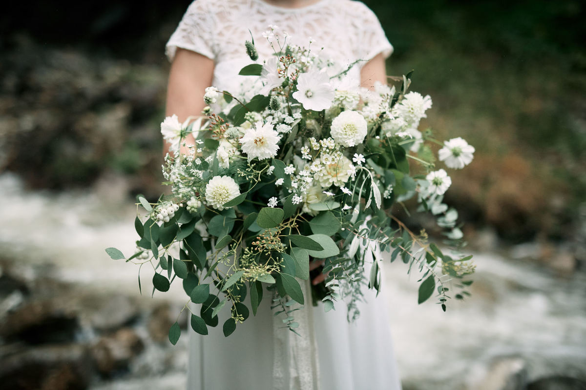 großer Brautstrauß mit weißen Blumen, Dahlien und Eucalyptus von Wildflower aus Stuttgart