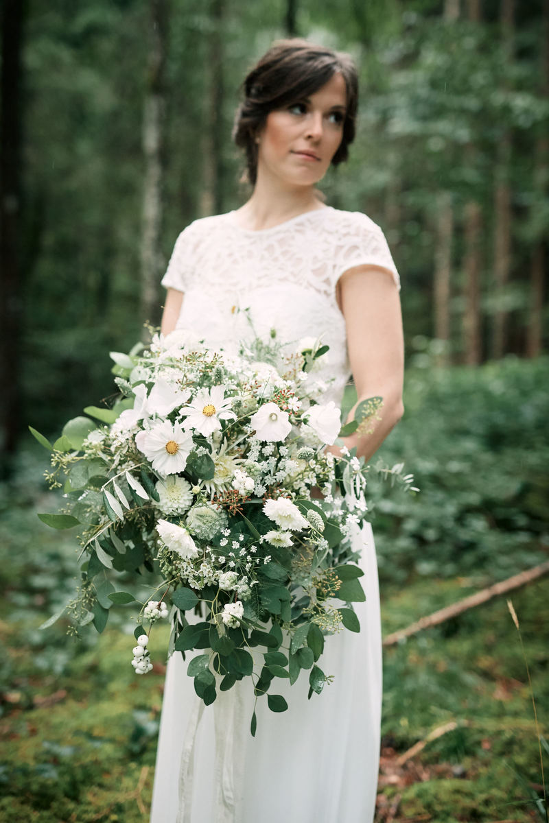 Braut mit weißem Brautkleid und Brautstrauß mit Eukalyptus