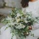 Sommerlicher Oversize Brautstrauß mit Eukalyptus und weißen Blumen