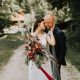 Braut mit Schleier hält Brautstrauß mit Federn und Eukalyptus